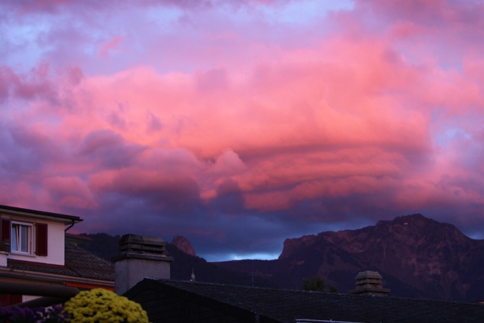 Nuage rouge sur rochers Naye - 001